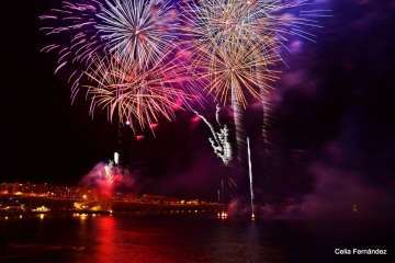 Los fuegos de Melenara, una explosión de color (Foto Celia Fernández)